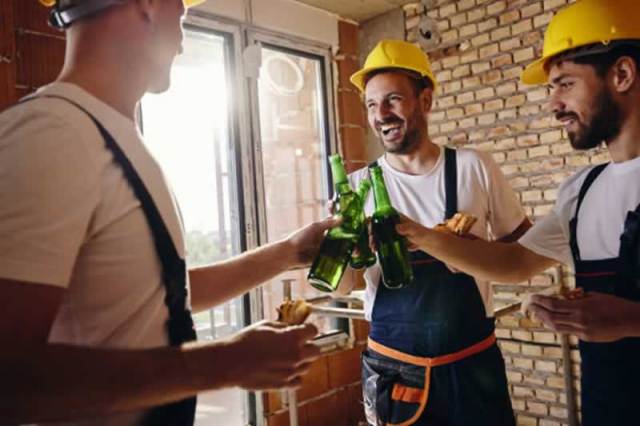 i lavoratori edili applaudono