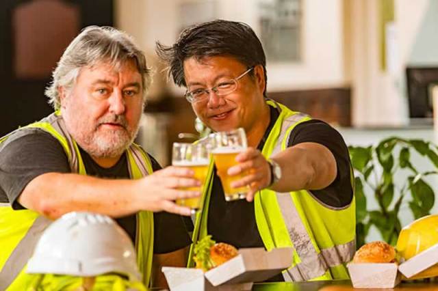 lavoratori che bevono birra dopo il lavoro