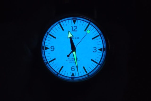 Un orologio Timex standard da vicino al buio che mostra l'Indiglo