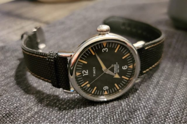 Un orologio standard con cinturino Timex