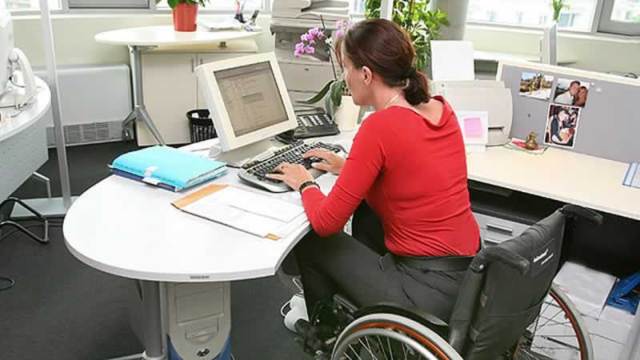 dipendente in sedia a rotelle