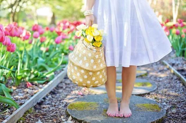 ragazza con fiori