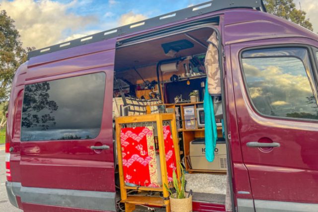 vista laterale dell'interno del camper vanlife