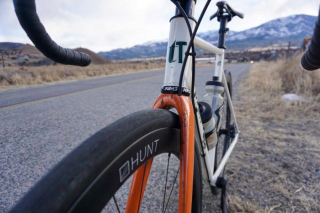 Parte anteriore della bici da corsa Pratt Frameworks x LA Sweat