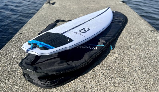 Tavola da surf Sci-Fi 2.0 di Slater Designs nella borsa dock
