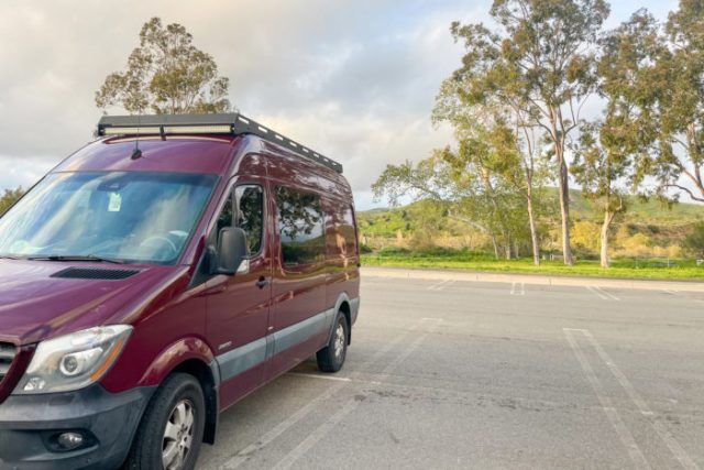 Camper Vanlife parcheggiato nel parcheggio