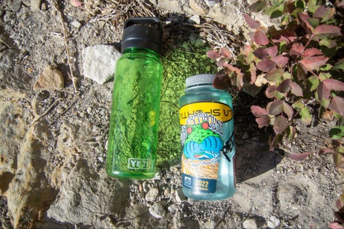 Yeti c'è una bottiglia d'acqua accanto al nalgene vicino alle rocce